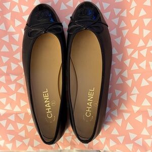 CHANEL Black Patent Toe Flats balet